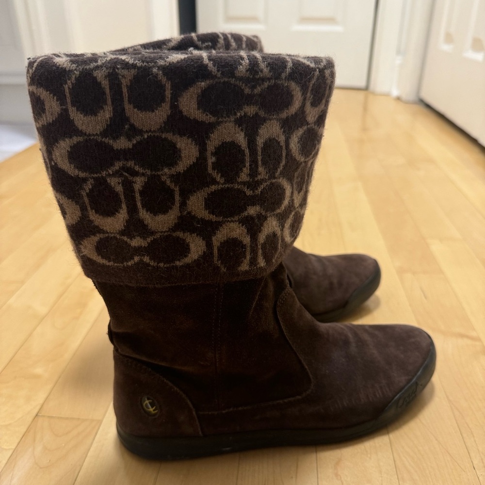 Vintage brown Coach logo snow boots (size 9)
